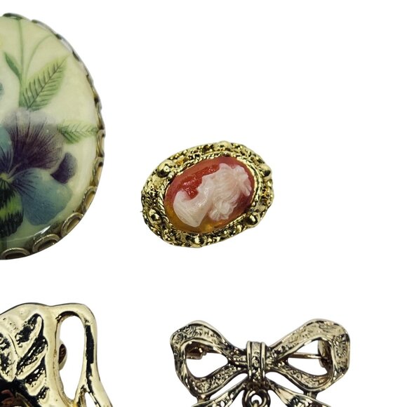 Lot of 8 Vintage Gold Tone Brooches (5565) - Picture 4 of 9